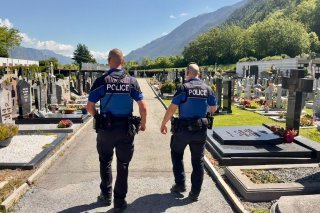 Trois personnes ont été arrêtées dans le cadre d’une vaste série de vols d’objets funéraires survenus depuis le début du mois de mai 2025 en Valais et dans le canton de Vaud.